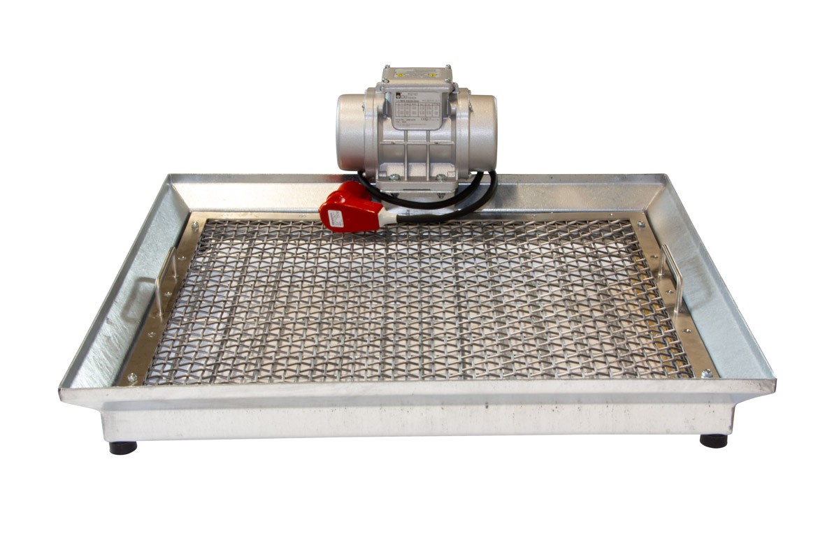 Protective grid with sieve and vibrator